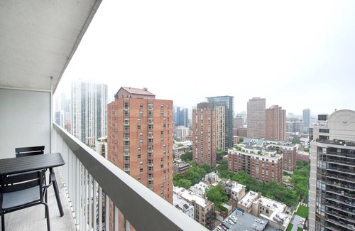 Rush and Division Apartment | Chic Gold Coast Convertible w/Lounge near Oak Street by Blueground
