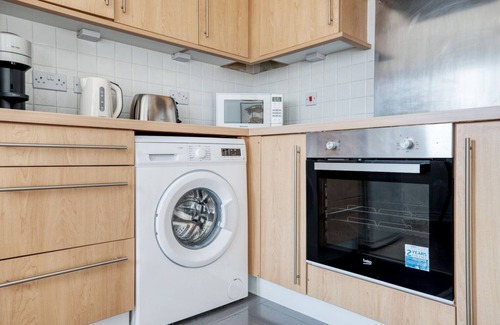 Hackney Central Apartment | Chic Hackney 2BR in gated development, nr shops & bars, by Blueground