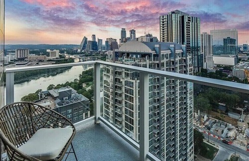 Rainey Street Historic District Hotel | Chic Hotel with city views in downtown Austin Texas. Pets Welcome