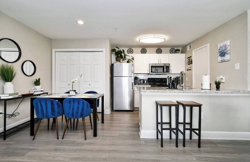 Astrodome Apartment | Chic Houston, King bed, NRG/TMC, Fireplace & Gym!