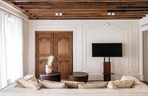 Les Iles Apartment | CHIC ISLAND HAVEN: SEINE-SIDE SERENITY, A PARISIAN RETREAT ON ÎLE SAINT-LOUIS