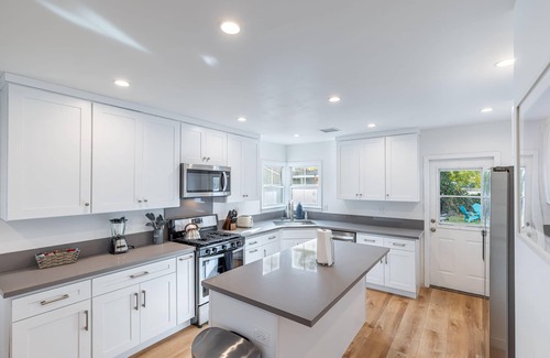 Encino House | *Chic Lux New Build w/Htd Pool, Firepit, BBQ*