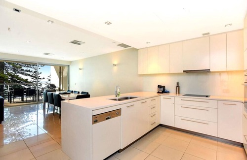 Victor Harbor Apartment | Chic Penthouse Apartment with Sea Views