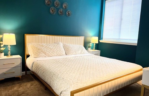 Ballston Apartment | Chic Penthouse Ballston King Bed