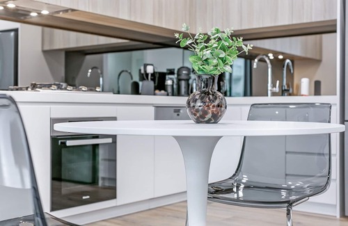 Ryde Apartment | Chic & Private 1 Bedroom APT with Hypnotic City Views