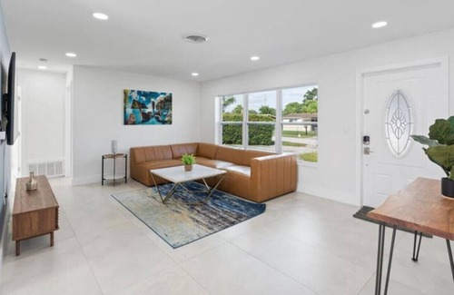 Driftwood Villa | ποΈ Chic Retreat: 3+1BR Getaway with Guest House π