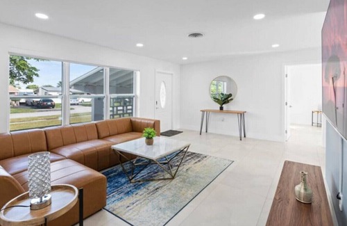 Driftwood Villa | ποΈ Chic Retreat: 3+1BR Getaway with Guest House π