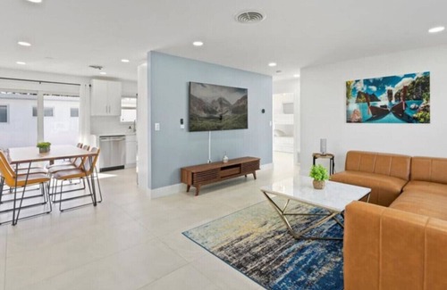 Driftwood Villa | ποΈ Chic Retreat: 3+1BR Getaway with Guest House π