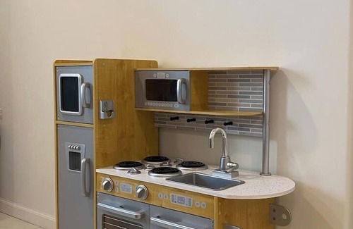 Orem House | Chic Retreat: Your Cozy Getaway with Waffles too!