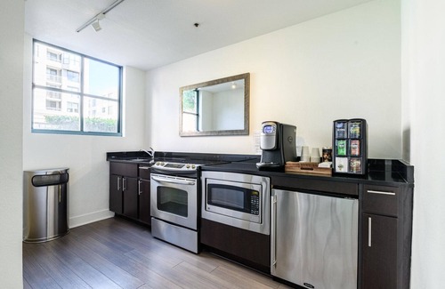 South Beach Apartment | Chic South Beach 1BR w/Rooftop Tennis, nr Muni Lightrail, by Blueground