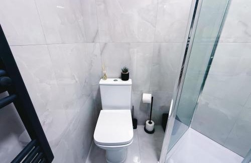 Pudsey Apartment | Chic Studio, Free parking, Sleeps 2