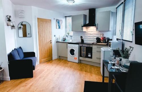 Pudsey Apartment | Chic Studio, Free parking, Sleeps 2