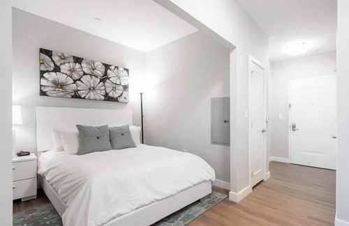 Central-Maverick Square - Paris Street Apartment | Chic Studio | Kitchen | in-unit Washer/Dryer | near Boston Harbor | GLS
