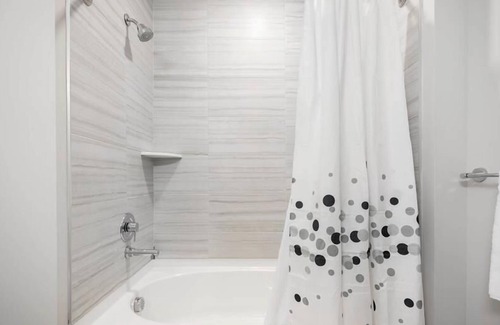 Central-Maverick Square - Paris Street Apartment | Chic Studio | Kitchen | in-unit Washer/Dryer | near Boston Harbor | GLS
