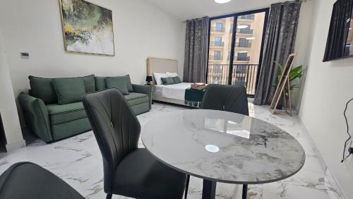 Al Hamra Village Apartment | Chic studio W10