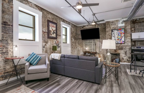 Longview Apartment | Chic Suite in Central Longview King Bed