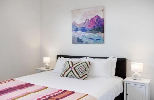 Te Atatu Peninsula House | Chic Te Atatū Gem - Modern 2BR Townhouse