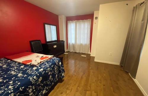 Clairlea - Birchmount House | Chic townhome with AC and WiFi in vibrant Toronto