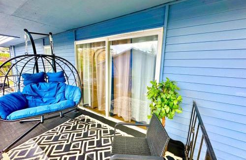 Lynnwood Apartment | Chic Townhome - Your cozy haven awaits in Lynnwood