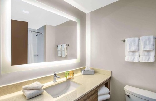 Dania Beach Hotel | Chic Unit Near Airport | Enjoy Modern Room + Free Parking | 2 units for 8