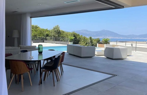 Pietrosella Villa | CHIC VILLA WITH BEAUTIFUL SEA VIEW