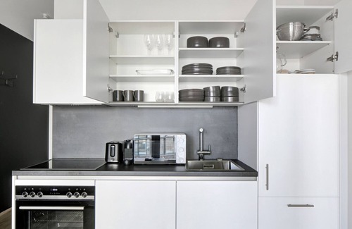 Favoriten Apartment | Chic Wieden 1BR w/Balcony, Gym, Elevator, walk to U-Bahn, by Blueground