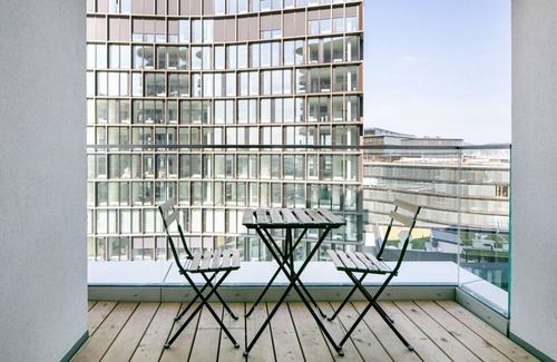 Favoriten Apartment | Chic Wieden 1BR w/Balcony, Gym, Elevator, walk to U-Bahn, by Blueground