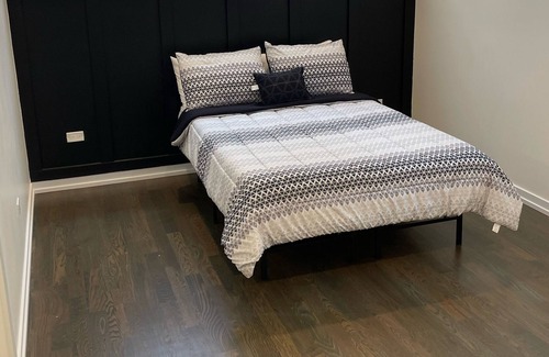 Tri-Taylor Apartment | Chicago apartment