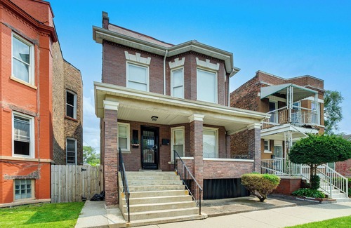 Greater Grand Crossing Apartment | Chicago Apt: 4 Mi to Lake Michigan