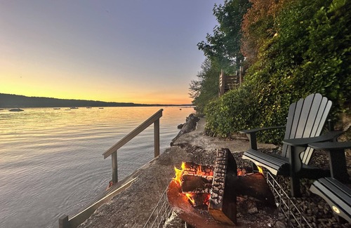 Erlands Point-Kitsap Lake Apartment | Chico Bay Inn: Luxury King Garden Suite with Beach Access, Kayaks, & Hot Tub