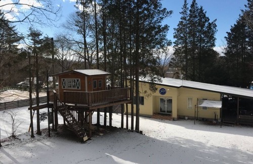 Kitasaku-gun House | "Chloe”Trailer house hotel where a large number of people can stay