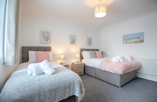 St. Thomas House | City Access - 3 Beds - Parking - Smart TVs