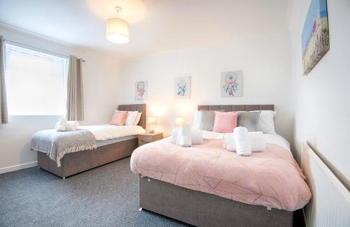 St. Thomas House | City Access - 3 Beds - Parking - Smart TVs