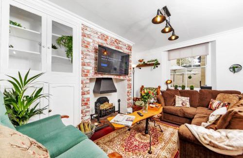 Canterbury House | City Centre Basecamp - Great for Sightseeing!