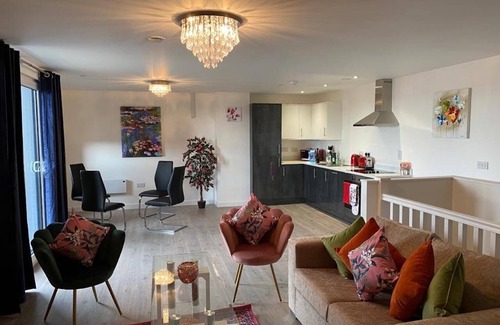 Peterborough Apartment | City Centre Penthouse with free on-site gated Parking & Cathedral view Terrace