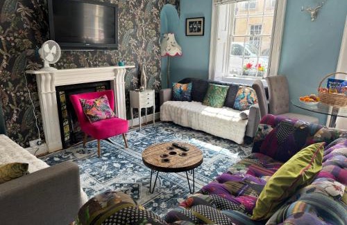 Upper Town Bed & Breakfast | City Centre - Rivers Street, quiet 2 bed ground floor Georgian garden Apartment