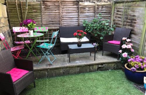 Upper Town Bed & Breakfast | City Centre - Rivers Street, quiet 2 bed ground floor Georgian garden Apartment