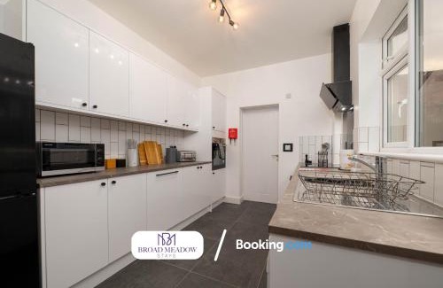 Lincoln House | City Escape l Last-Minute Special l Sleeps 6 l 3-Bed Home by Broad Meadow Stays, Lincoln l Free Wi-Fi l Monks Lodge