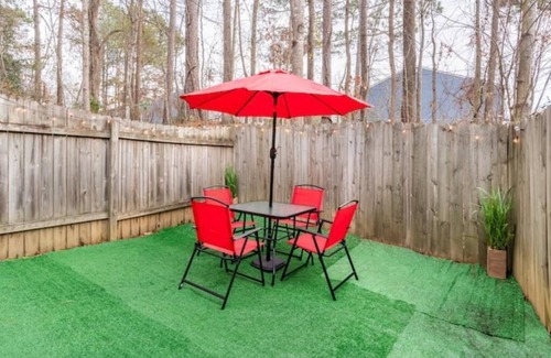 Peachtree Corners House | City Escape with King Bed, Arcade, Bagel Bar, & Firepit