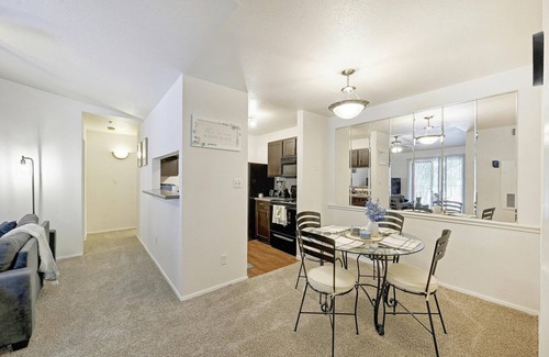 East Riverside - Oltorf Apartment | City Getaway-2BED2BA-Central Austin Texas