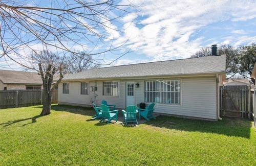 Quail Hollow House | City Haus: Stylish home with King and Wifi 5 minutes to Q2 Stadium, Domain
