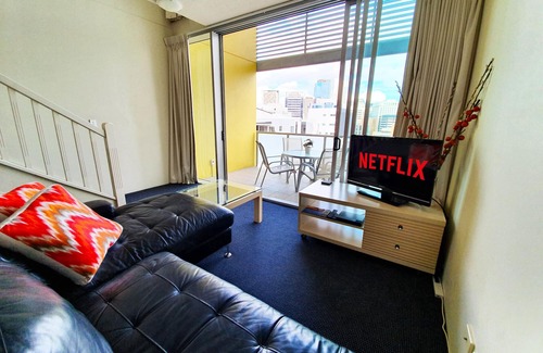 Spring Hill Apartment | City Penthouse Views Wine Pool Gym Netflix