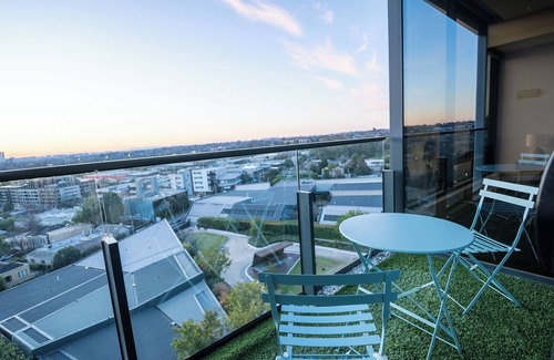 Malvern Apartment | City View 2BR Apartment w/Pool, Gym, Parking – Glen Iris