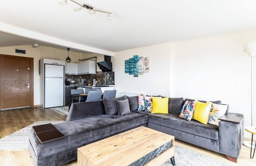 Yukarı Dudullu Mahallesi Apartment | City View Flat w Terrace 10 min to Buyaka Mall