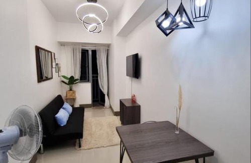 Highway Hills Apartment | Cityscape on the 38th by Han