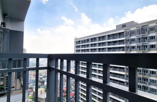 Highway Hills Apartment | Cityscape on the 38th by Han