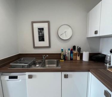 Royal Docks Apartment | Cityscape Serenity: 10th Floor Oasis near City Airport, Excel & 02