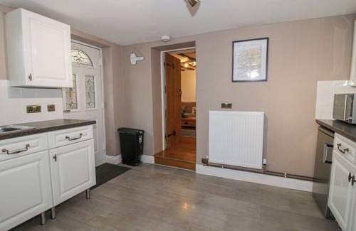 Farden Cottage | CLANDYKE COTTAGE, pet friendly, with hot tub in Clee Hill