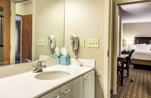 Cranberry Township Hotel | Clarion Inn Cranberry Township