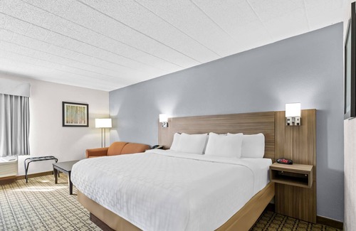 Cranberry Township Hotel | Clarion Inn Cranberry Township